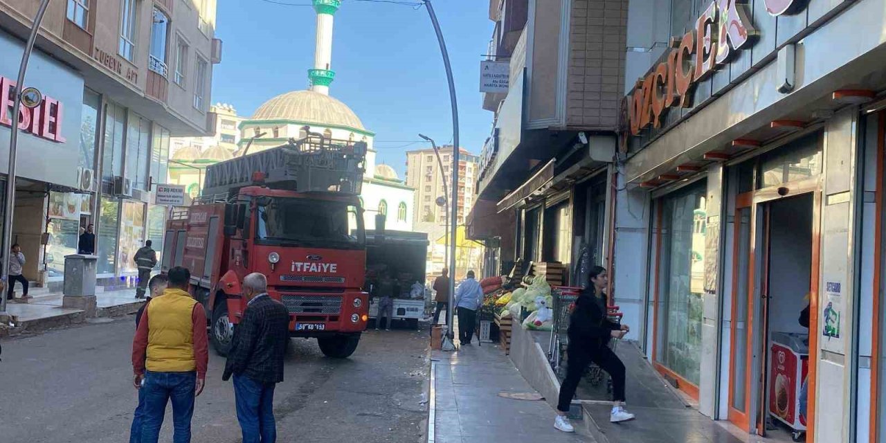 Siirt'in Kurtalan ilçesinde bir binadaki dairede çıkan yangında 7 kişi dumandan etkilendi