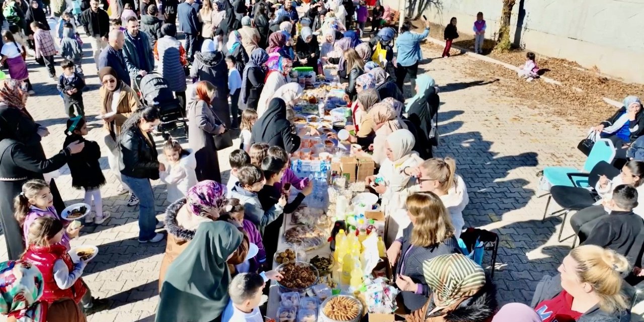 Minik eller Gazze için bir araya geldi