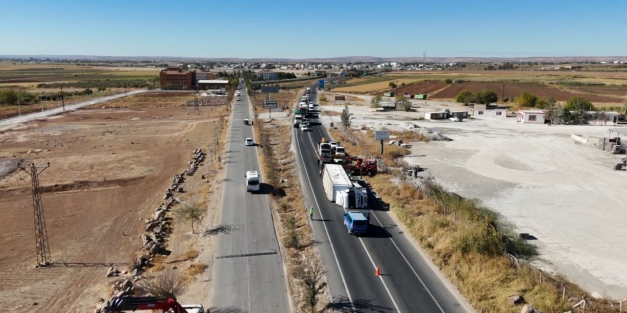 Şanlıurfa’da tır devrildi