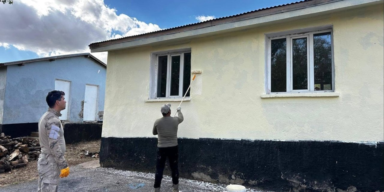 Bingöl’de jandarma ekipleri okulun bakım ve onarımını yaptı