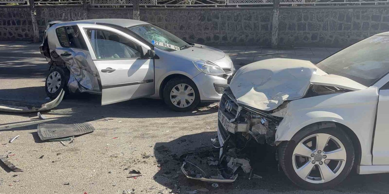 Kontrolden çıkan otomobil karşı şeride uçarak iki otomobile çarptı: 4 kişi yaralandı