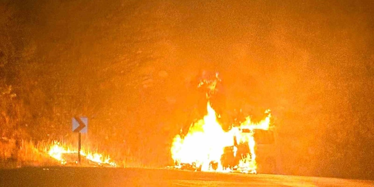 Şırnak-Uludere yolunda seyir halindeki araç alev aldı