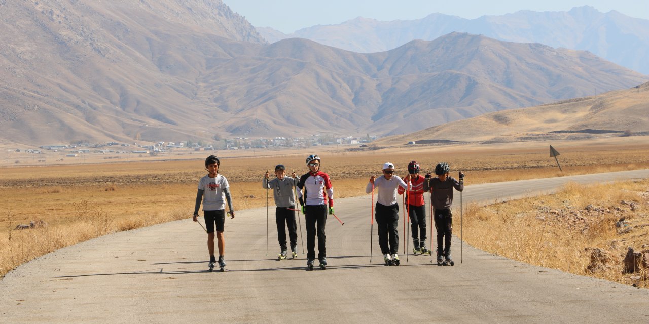 Tekerlekli kayak takımı, köy yolunda Balkan Şampiyonası'na hazırlanıyor