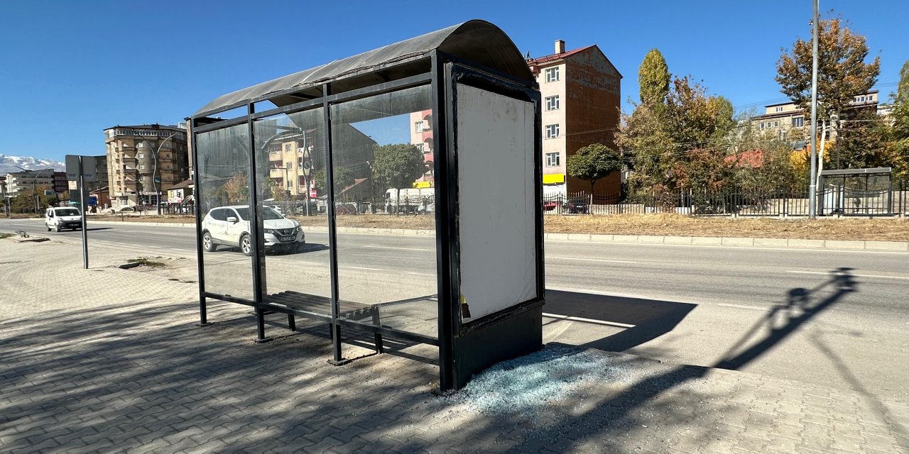 Yüksekova’da durak camları yine kırıldı