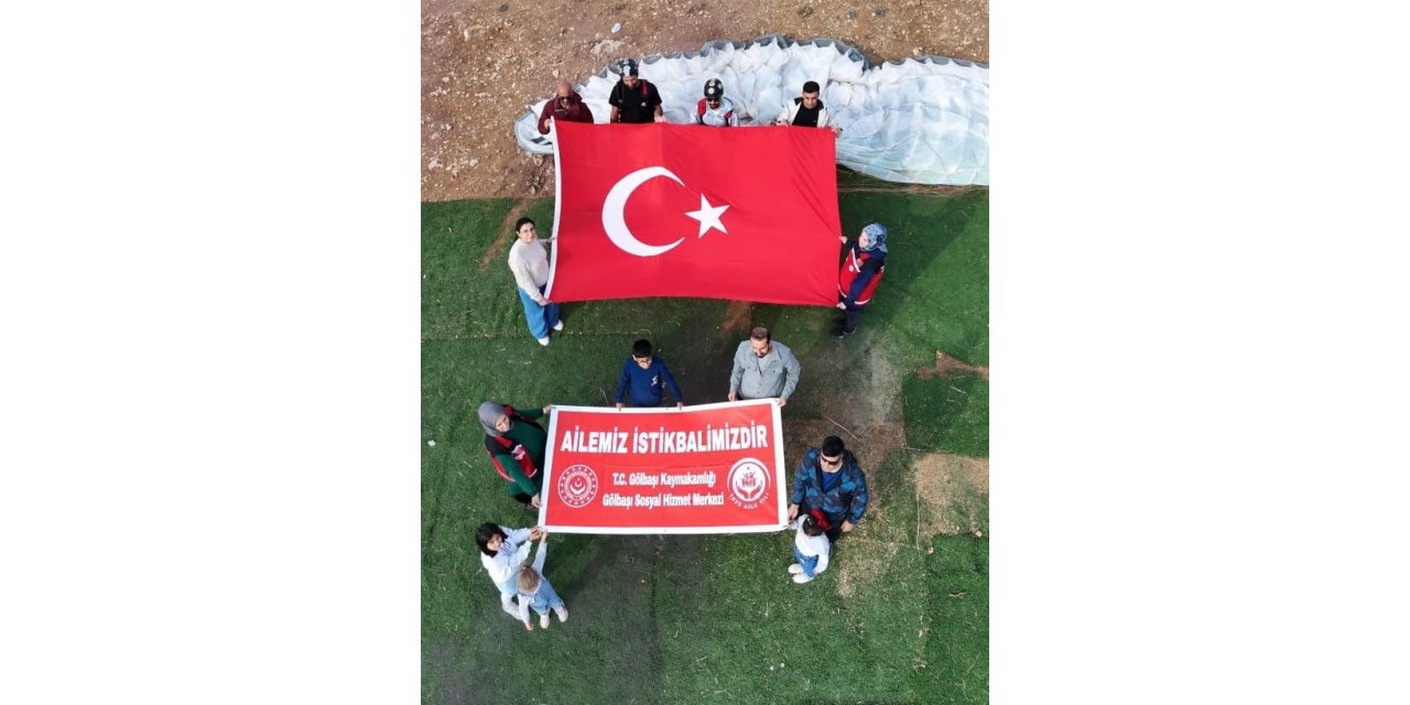 Adıyaman'da paraşütle "Ailemiz istikbalimizdir" mesajı verildi