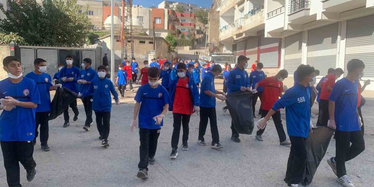 Şırnak'ta Spor Lisesi öğrencileri çevreye el attı, mahalleyi temizledi
