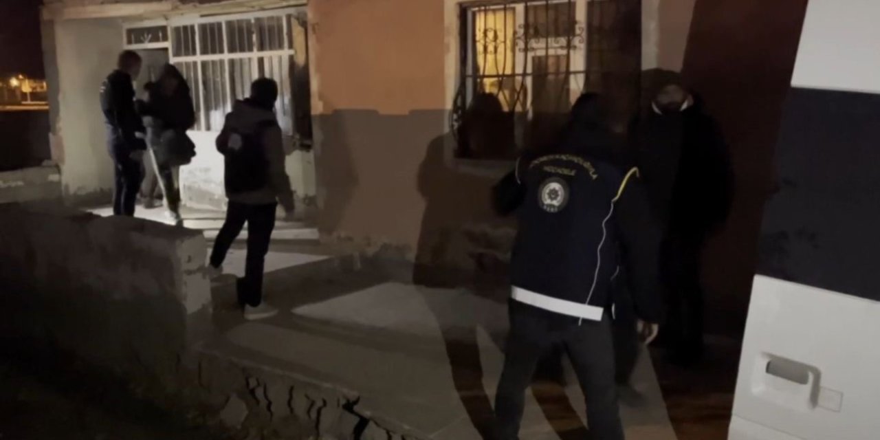 Sınırda düzenlenen operasyonda 24 düzensiz göçmen yakalandı