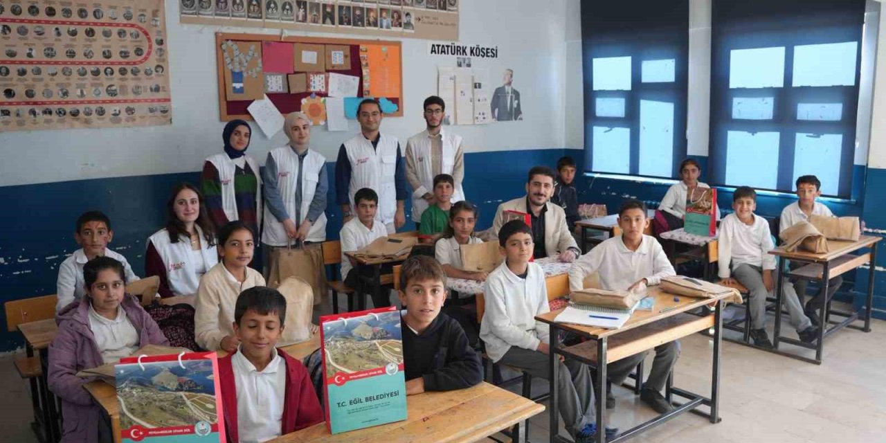 Eğil Belediyesi, çocuklara hediyeler dağıttı