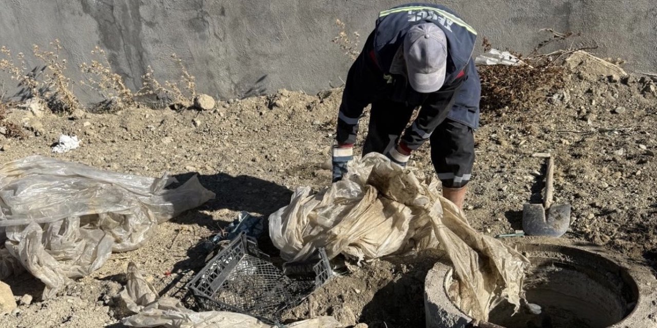 Kanalizasyona atılan çöpler altyapıyı tıkıyor