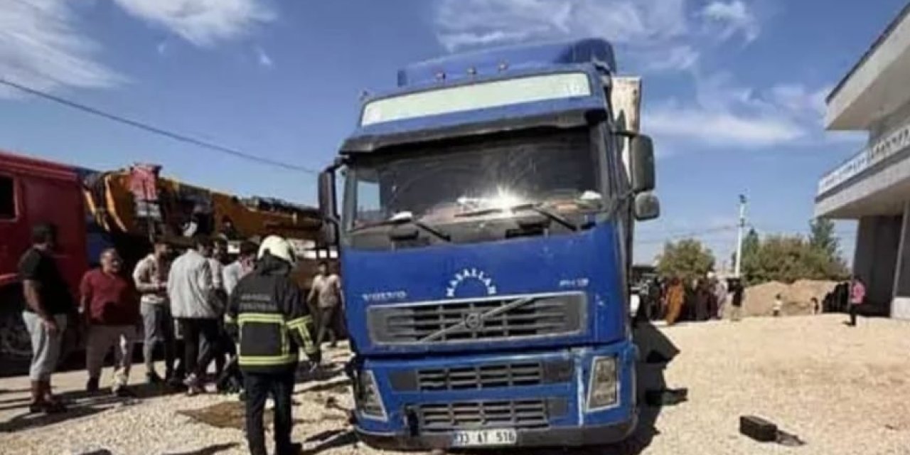 Patlayan lastiği değiştirmek isteyen tır şoförü aracın altında kaldı