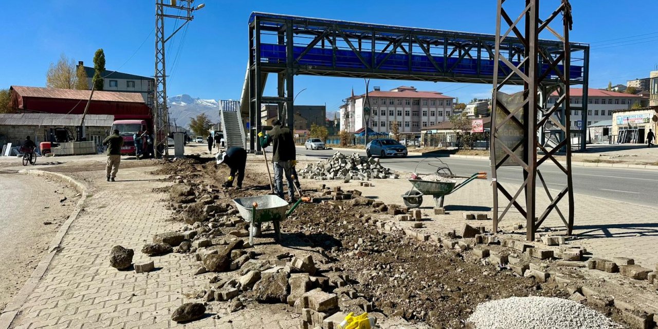 Yüksekova’da elektrik altyapı çalışmalarında kazılan kaldırımlar yeniden onarılıyor