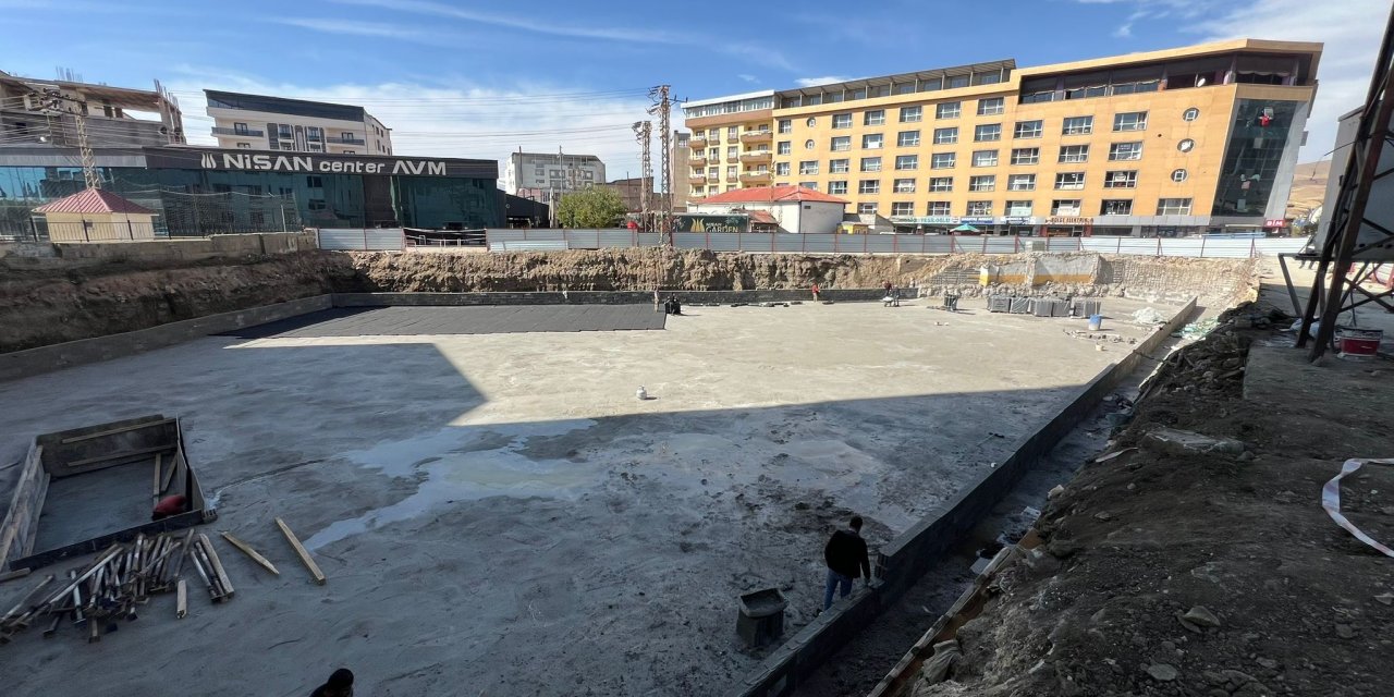 Yüksekova’da 23 yıllık bina yıkıldı, yerine yeni proje başlatıldı