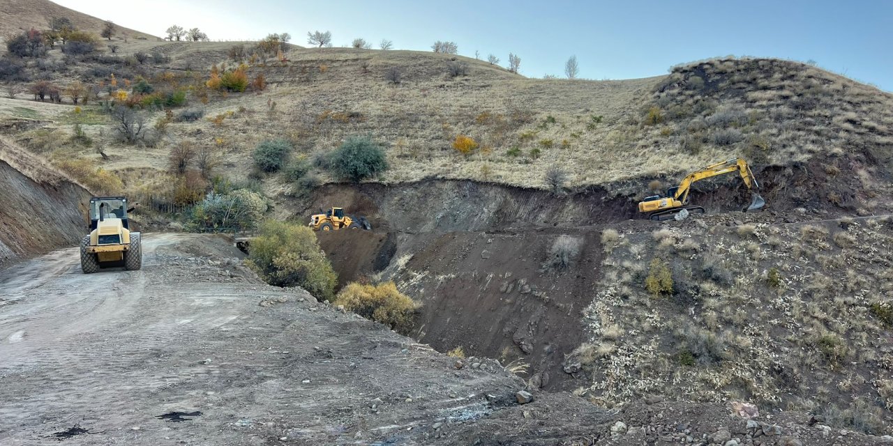 Yüksekova’nın Ortaç Köyü yolu 40 yıl sonra yenileniyor