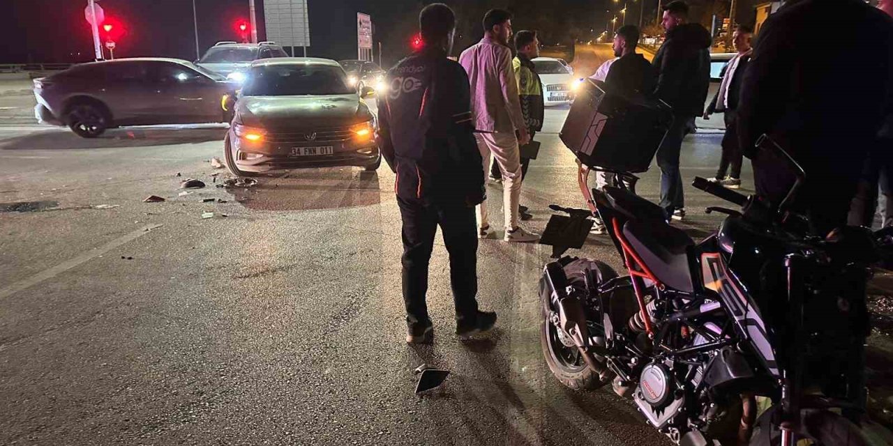 Motor ile otomobil çarpıştı: 1 yaralı