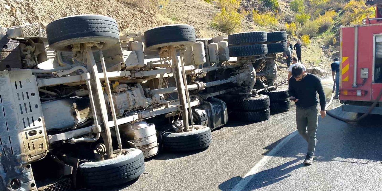 Sason'da virajı alamayan asfalt yüklü kamyon devrildi