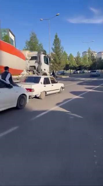 Yolda kalan Fiat Tofaş’ı, başka bir aracın kaputuna çıkıp ayakları ile ittirdiler