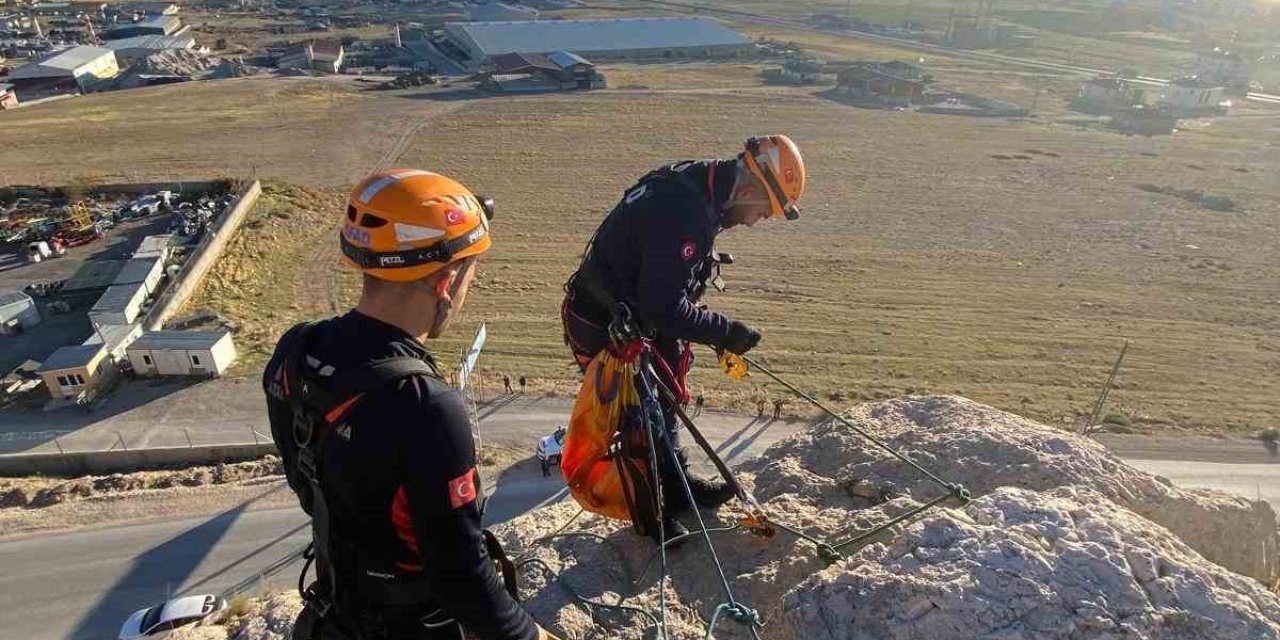 Van’da kayalıklarda mahsur kalan şahıs kurtarıldı