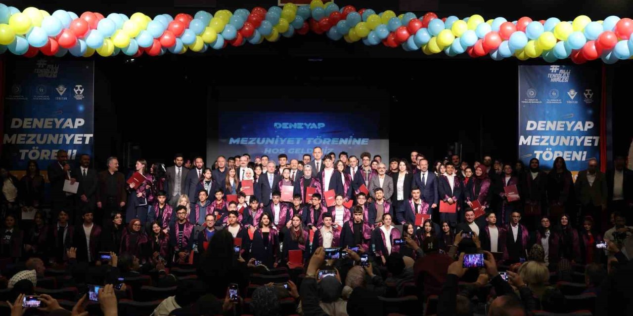 Geleceğin teknoloji yıldızları Deneyap Mezuniyet töreninde bir araya geldi