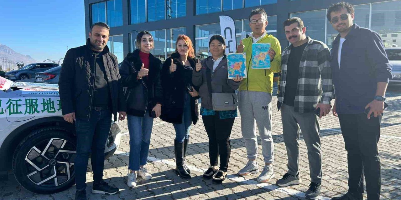 Elektrikli araçla dünya turuna çıkan çevreci çift Van’a ulaştı