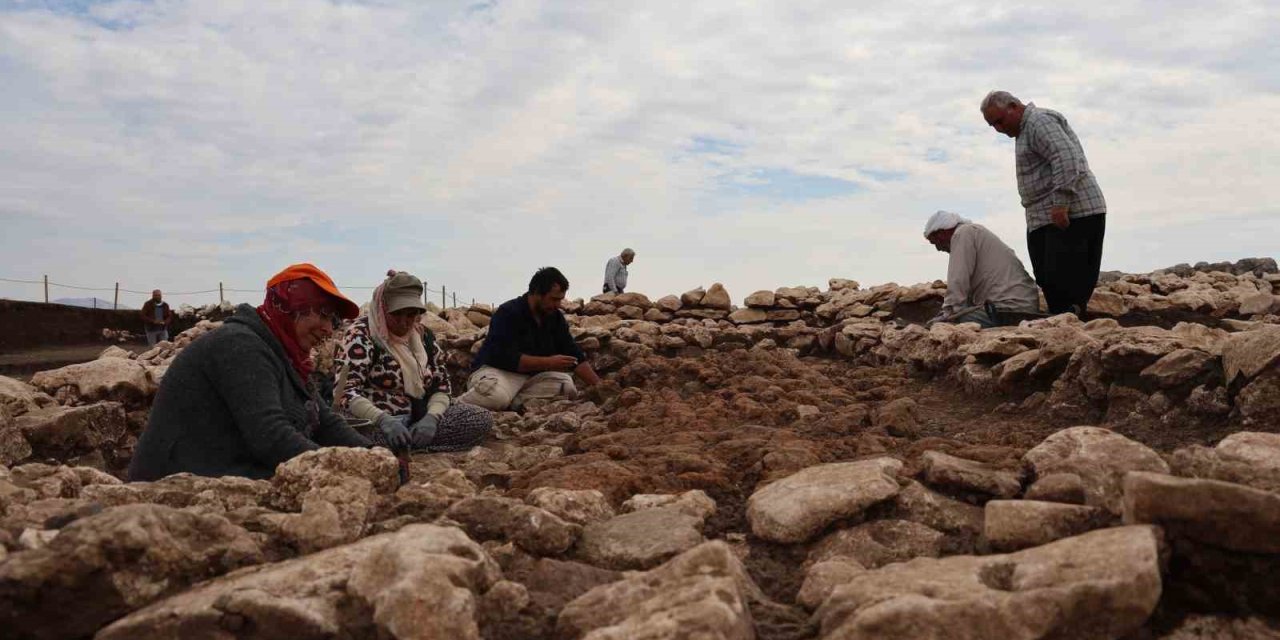 Ergani'de 5 bin yıl önce depremin yıktığı yapının enkazı ortaya çıkartıldı