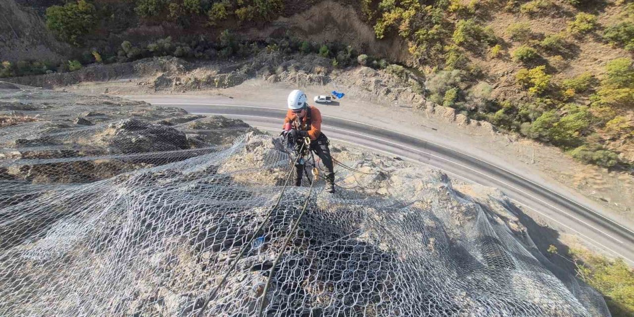 Pülümür yolunda taş düşmesi karşın güvenlik çalışmaları tamamlandı