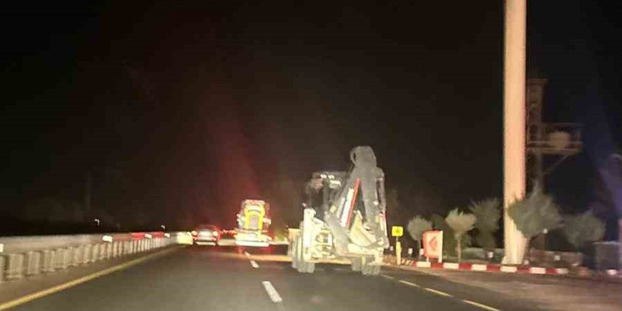 Stop ışıkları olmayan kepçe kazaya davetiye çıkardı