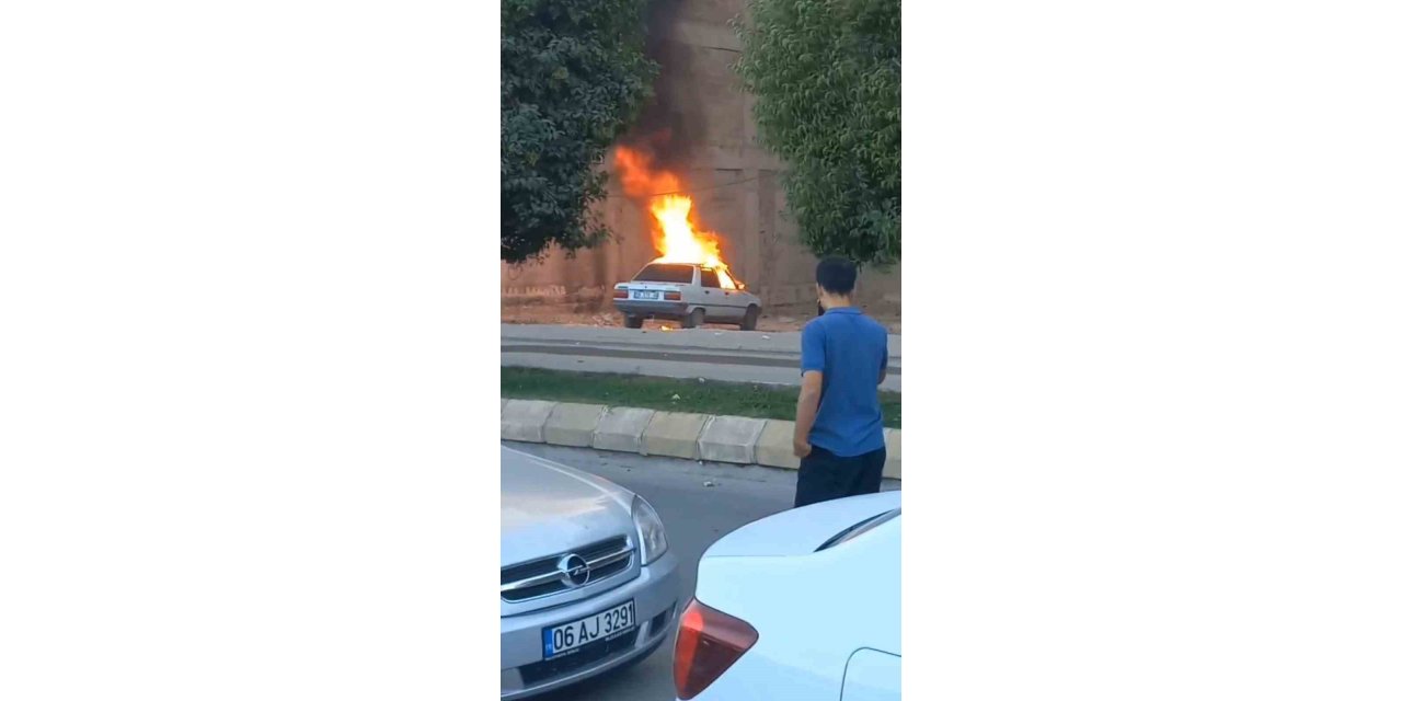 Urfa'da park halindeki otomobil alev topuna döndü