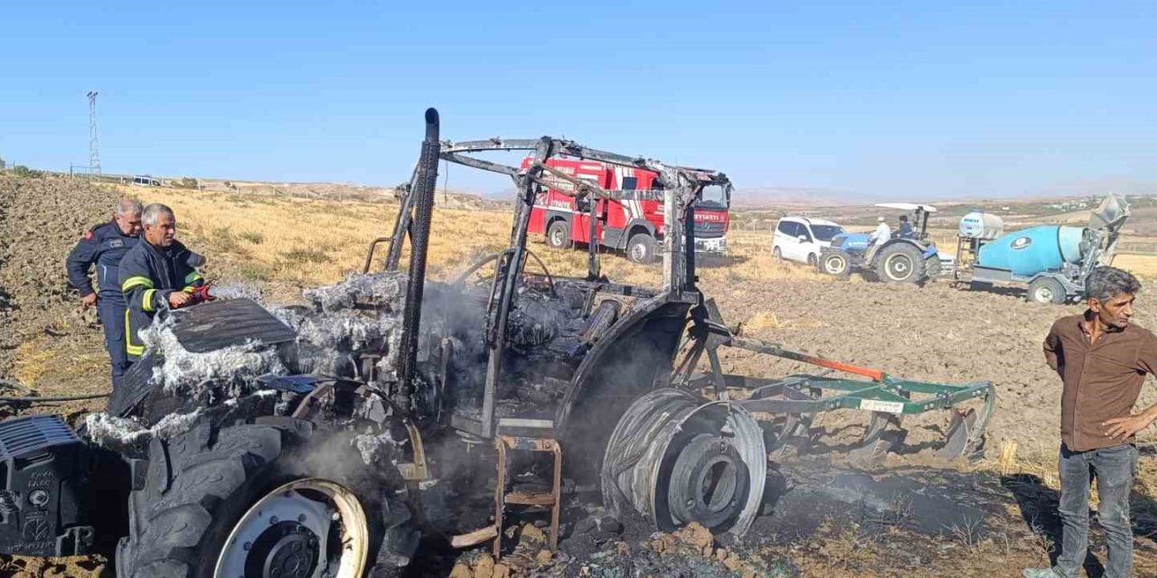 Tarlayı süren traktör yandı