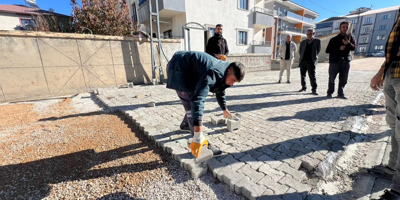 Güngör Mahallesi 1012. Sokak ve İpekyolu’nda parke taşı çalışması