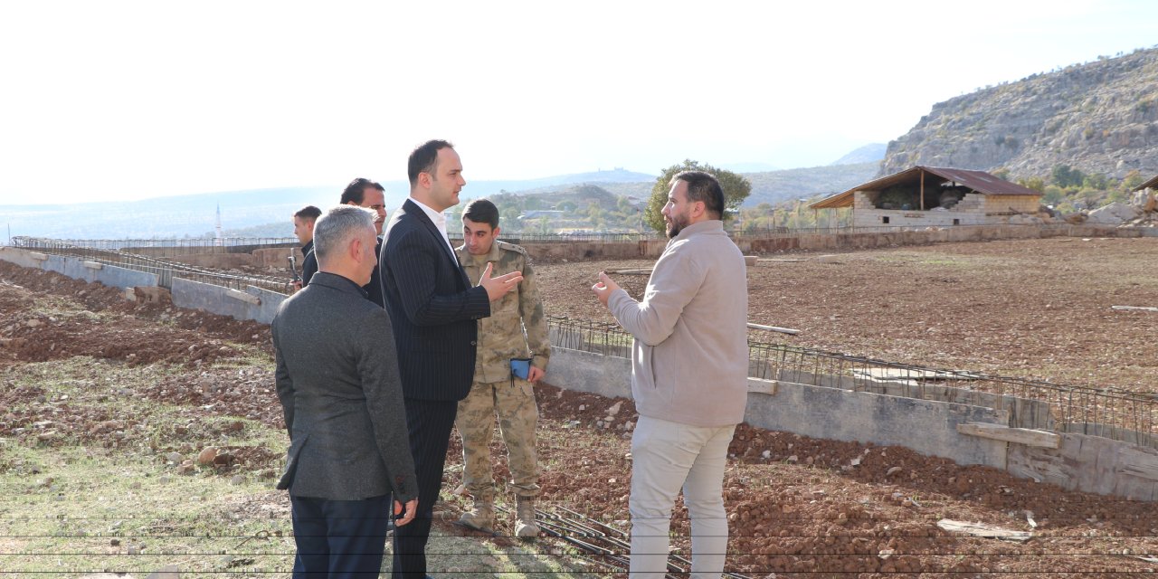 Kaymakam Demirci, Derecik’te halı saha projesini inceledi