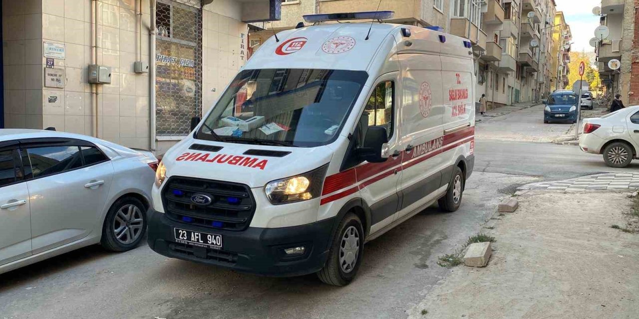 Elazığ’da kendi boğazını kesen kadın ağır yaralandı