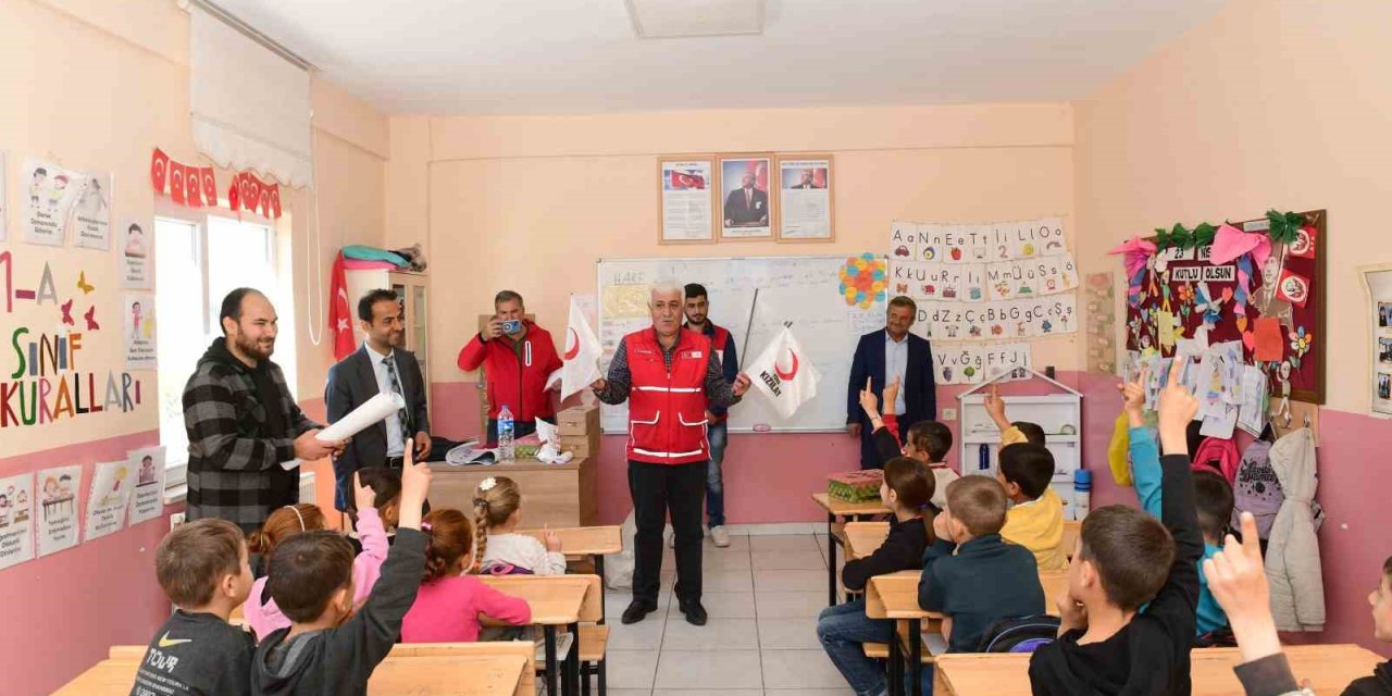 Kızılay’dan Çatak’taki öğrencilere destek