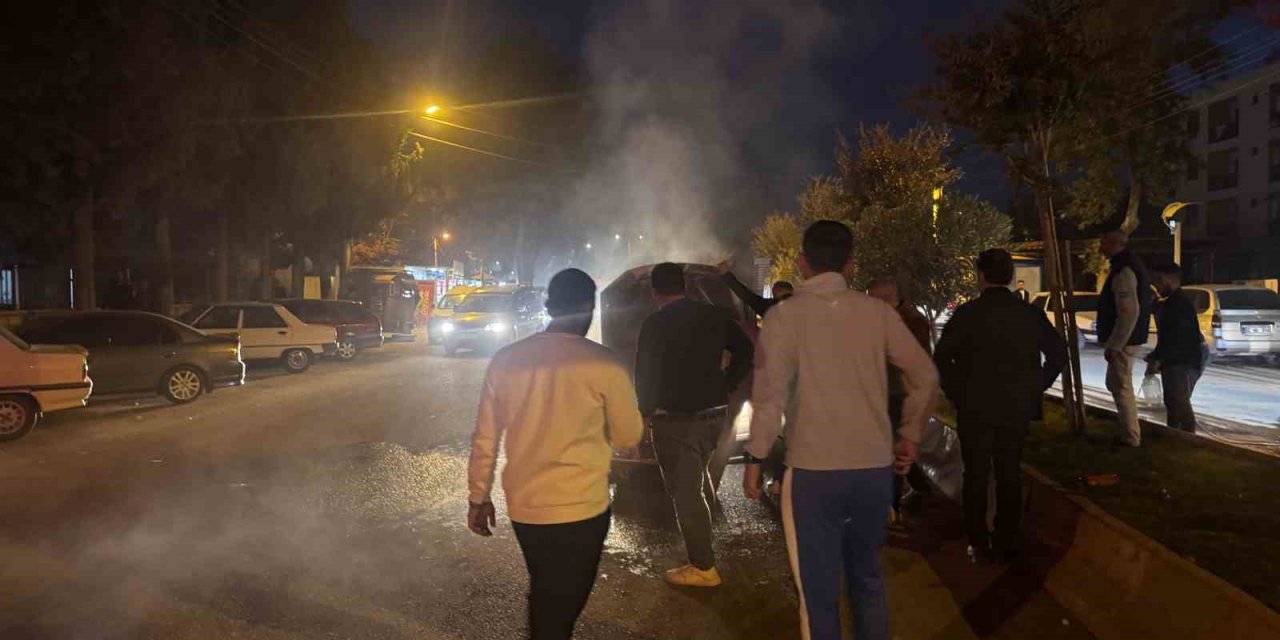 Adıyaman'da Seyir halindeki otomobil alev aldı