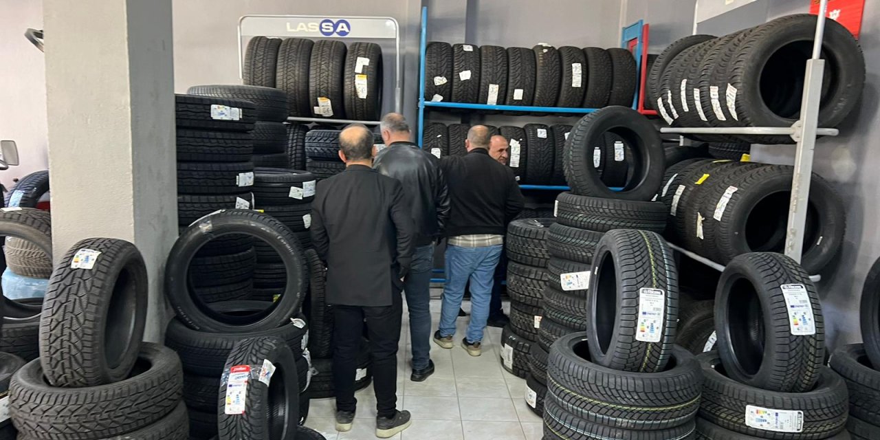 Yüksekova'da havalar soğudu, sürücüler soluğu lastikçilerde aldı