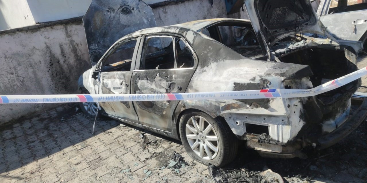 Şırnak’ta park halindeki iki araç alev aldı