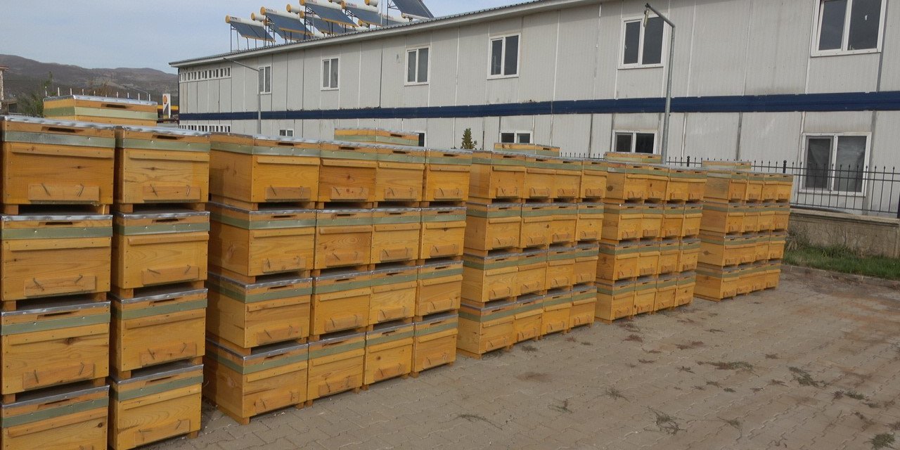 Bingöl’de arıcılara 435 organik kovan dağıtıldı