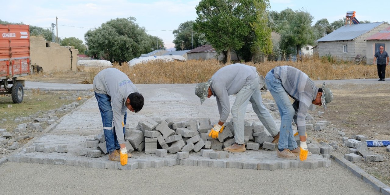 Ağrı’da köy yolları yenileniyor
