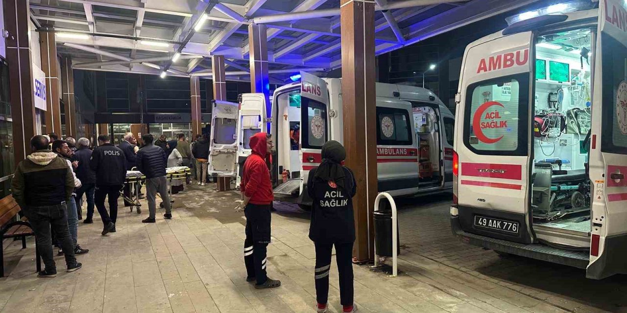 Malazgirt’te öğretmenleri taşıyan taksi takla attı: 7 kişi yaralandı