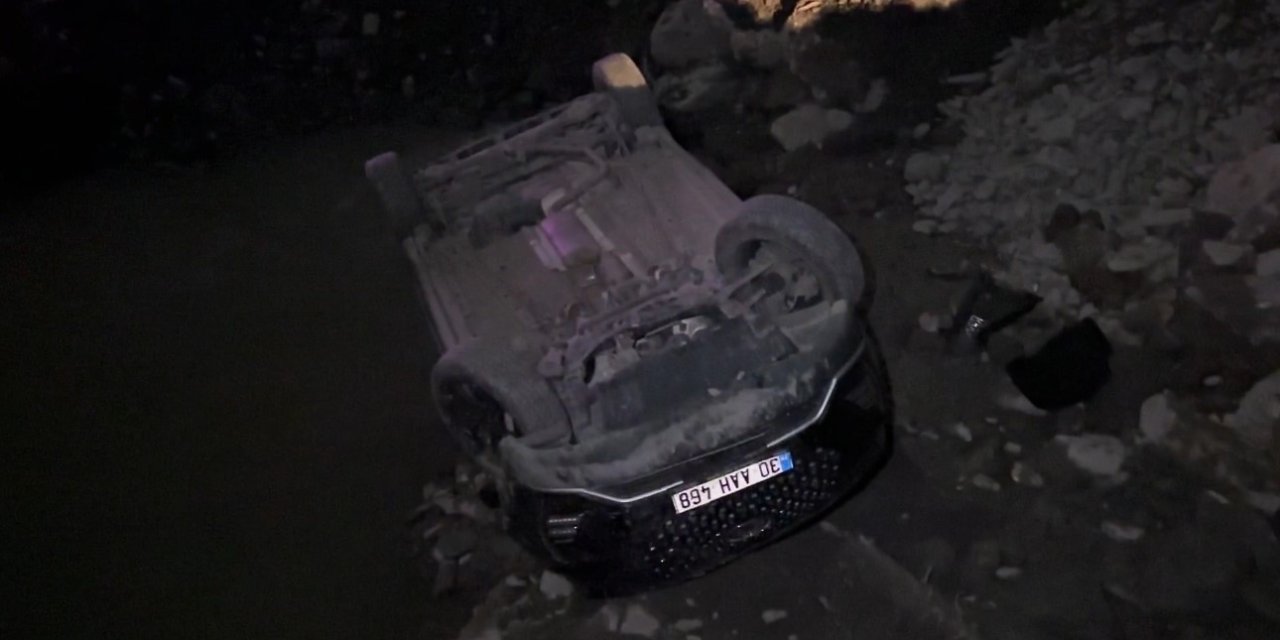 Hakkari’de otomobil dereye uçtu: 2 yaralı