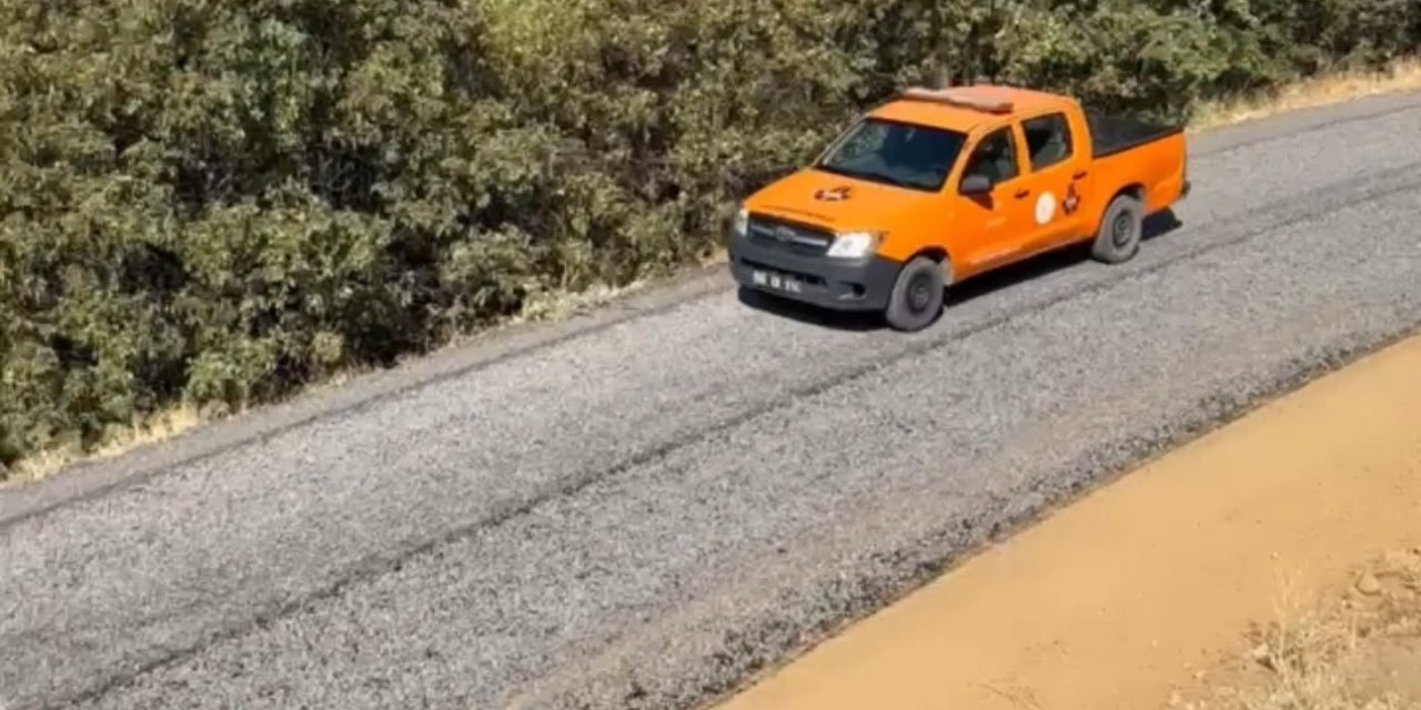 Şemdinli'nin Bağlar köyü yolunda asfalt çalışması