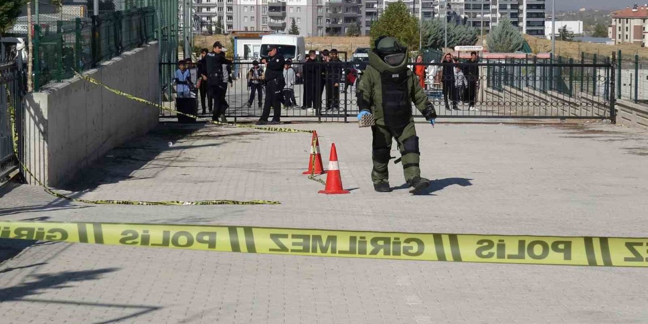 Okul yerleşkesindeki havai fişek rampası panik yarattı