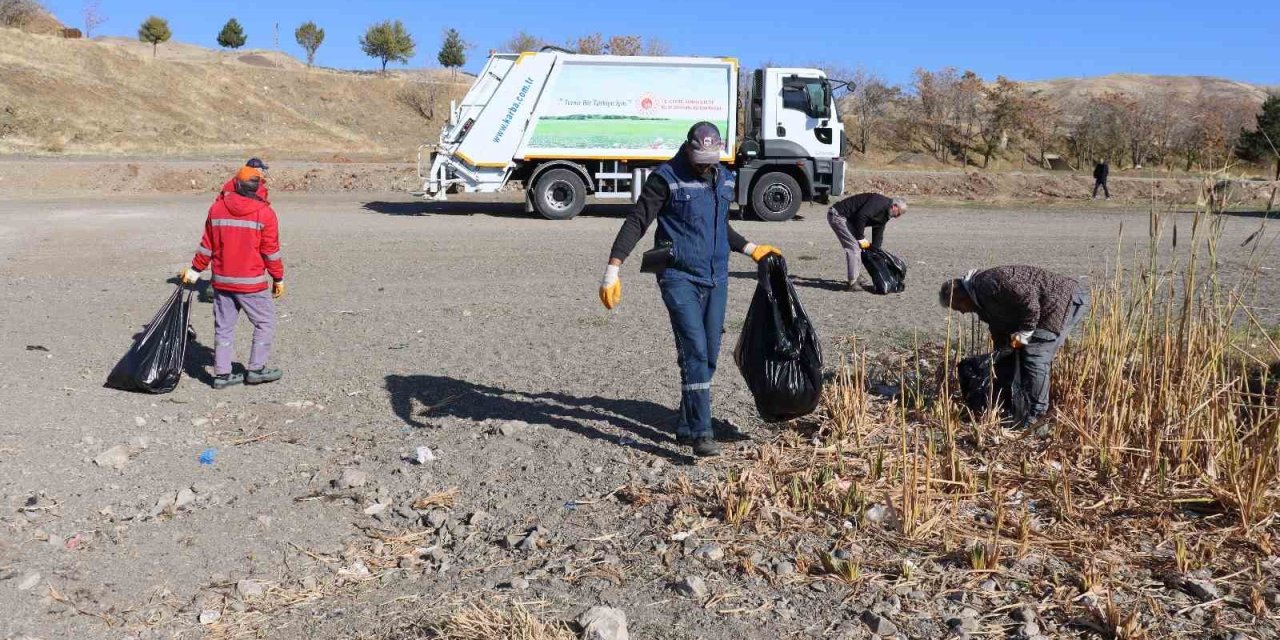 Hazar Gölü’nde temizlik çalışması yapıldı
