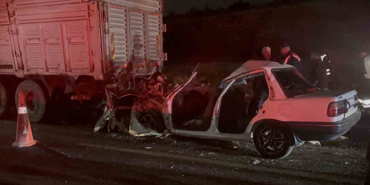 Antep’te otomobil kamyona arkadan çarptı: 3 ölü