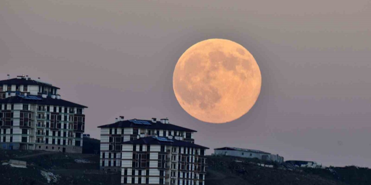 Ahlat’ta "Kunduz Süper Ay" görsel şölen oluşturdu