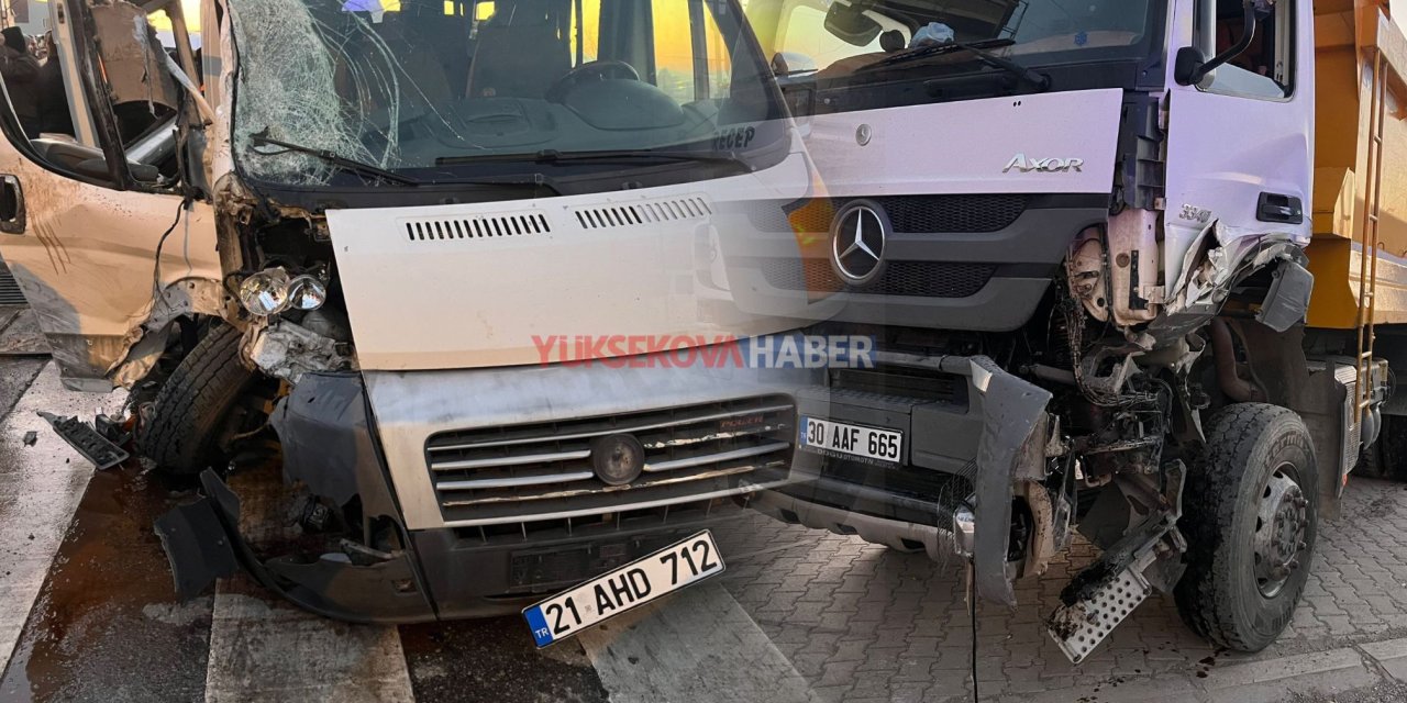 Yüksekova’da tünel işçilerini taşıyan servis kamyonla çarpıştı: 4 yaralı