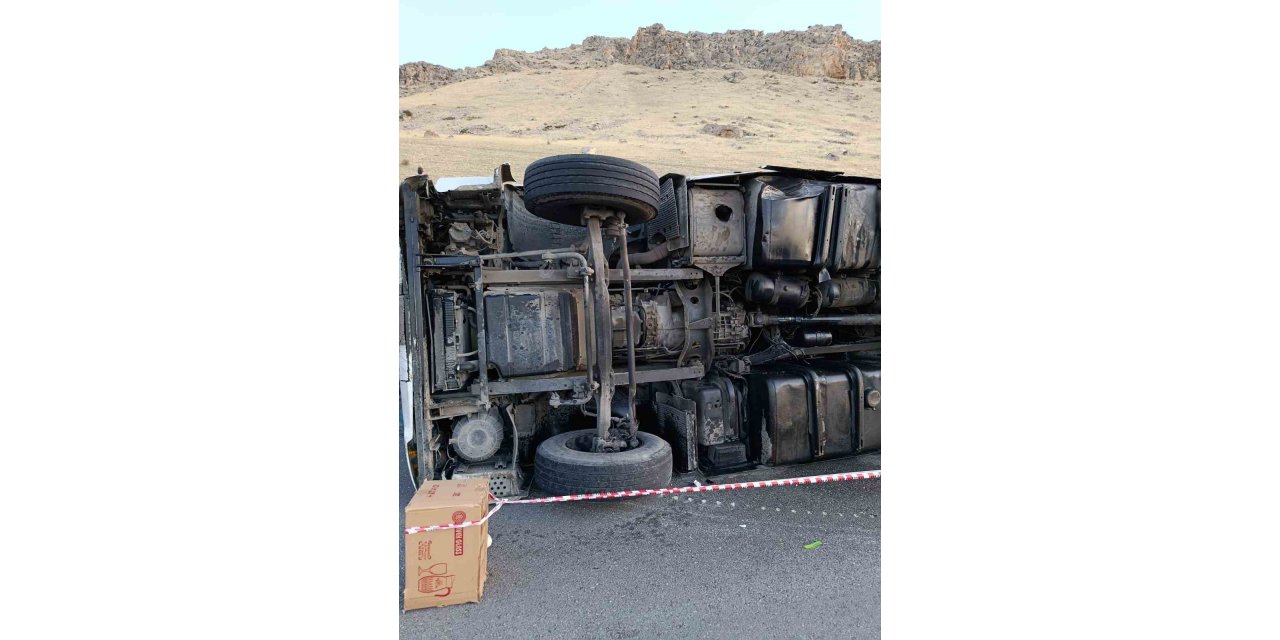 Bitlis'te devrilen tırın sürücüsü yaralandı