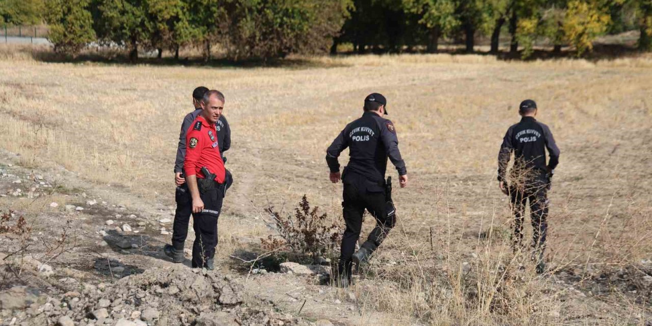 Elazığ Valisi Hatipoğlu kaybolan çocuğun arandığı alanda incelemelerde bulundu