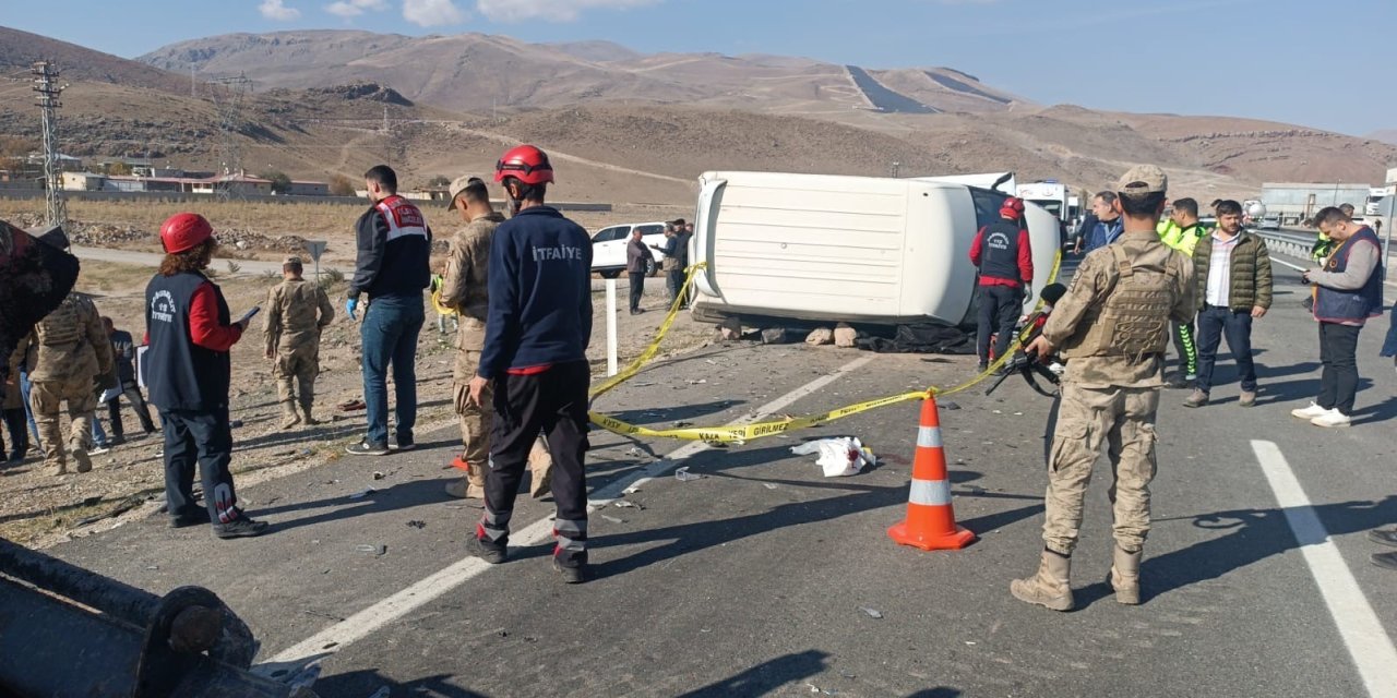 Doğubayazıt'ta otomobil minibüsle çarpıştı: 1 ölü, 2 ağır yaralı