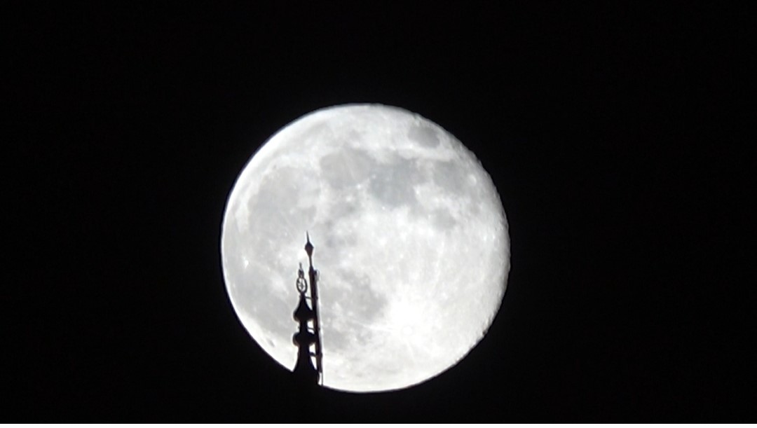 Şişkin ay görsel şölen sundu