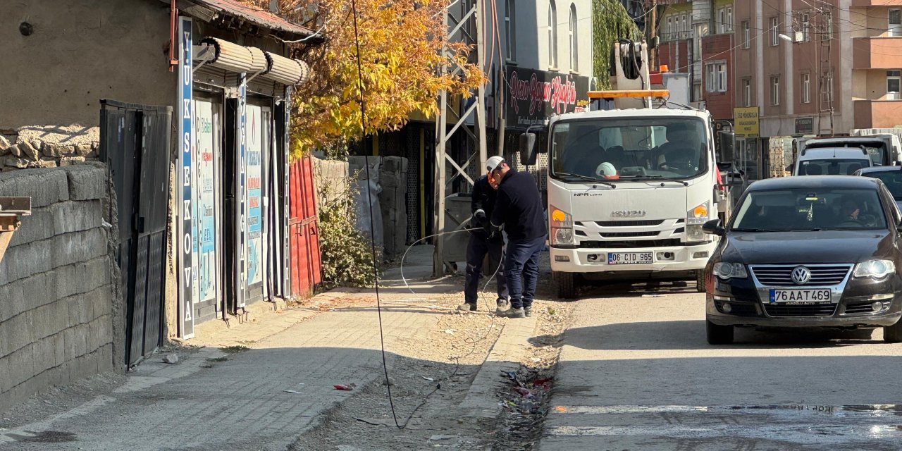 Yüksekova'nın Güngör Mahallesi’nde tehlike oluşturan yüksek gerilim hattı onarıldı